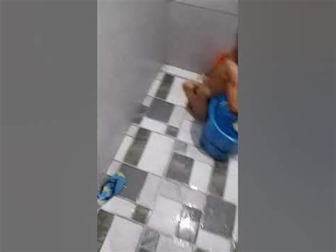 bata iyot|Sa banyo nila ginawa ang masaganang kantotan .